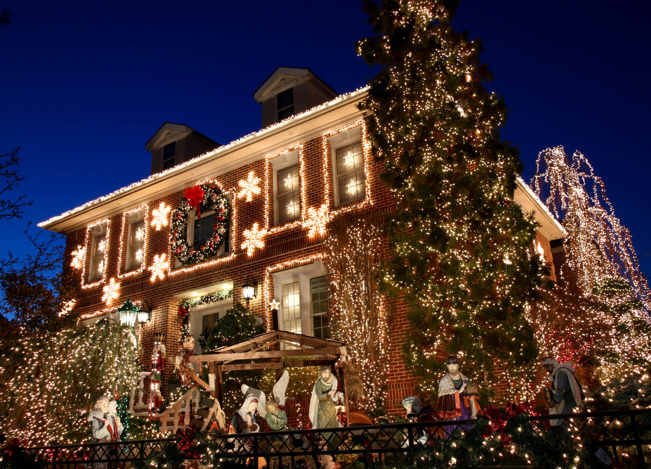 dyker-heights-brooklyn-holiday-christmas-lights-2022-sdevries-26-scaled.jpg